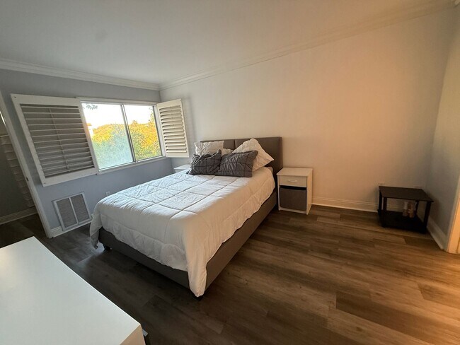 Building Photo - Spacious and Modern 2BR Condo in UTC, San Diego