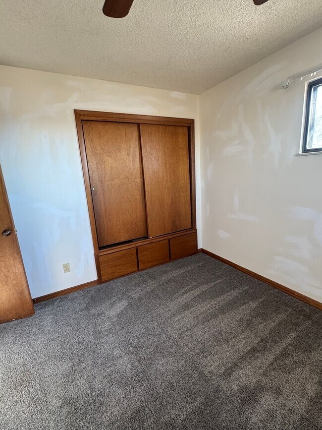 Building Photo - Country living at its best! Traditional farm house avail NOW