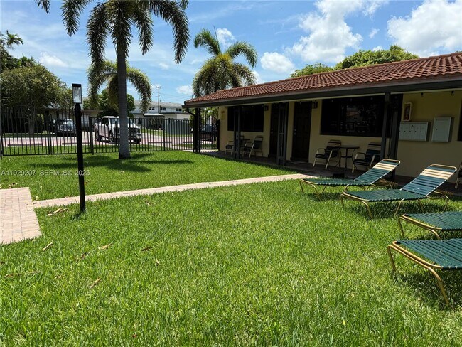 Building Photo - 811 NE 10th St