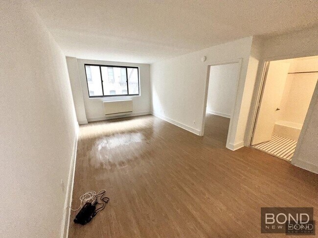 Primary Photo - 323 W 96th St