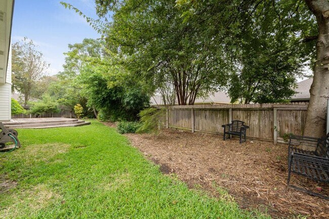 Building Photo - 2110 Red Oak Cir