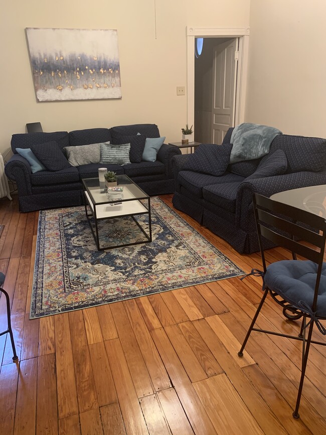 Large Living Room - 1617 W Grace St