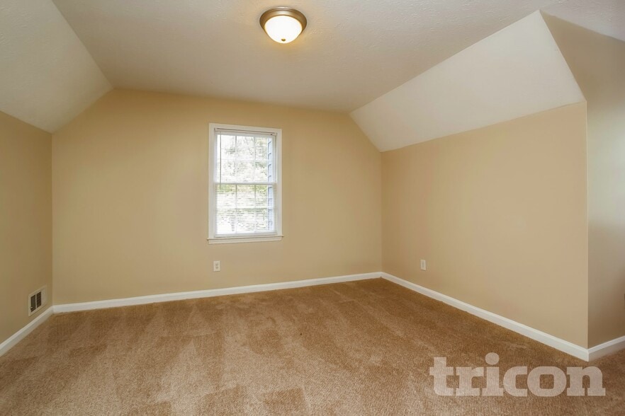 Building Photo - 16 Little John Way