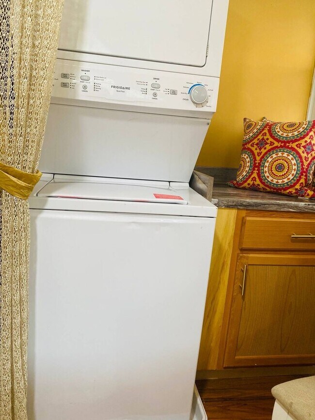 Building Photo - FIVE POINTS