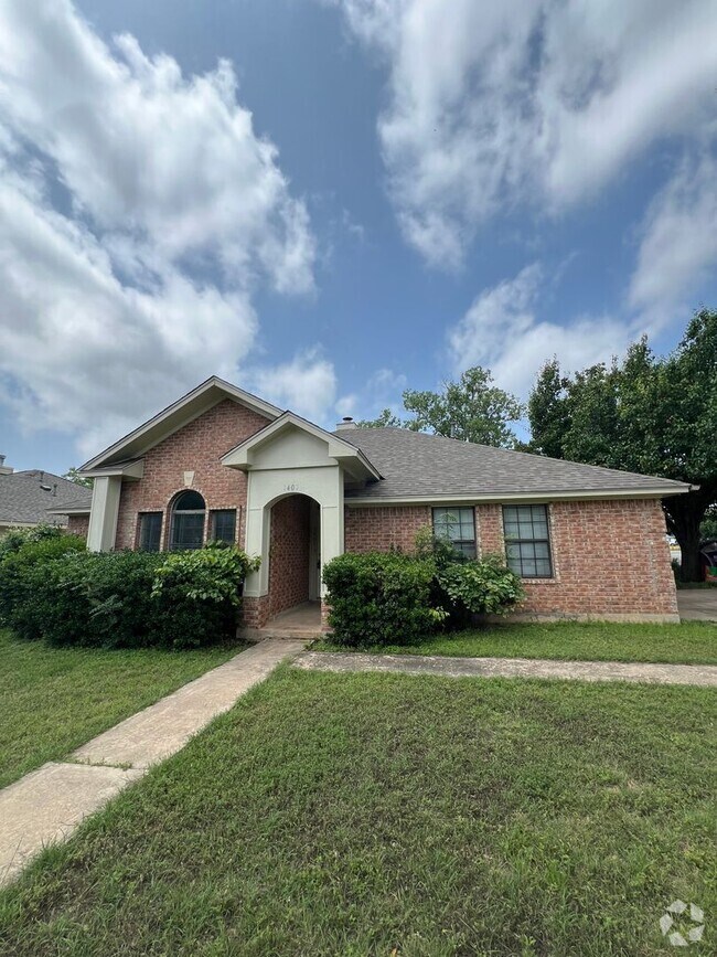Building Photo - Lovely Home on Corner Lot!