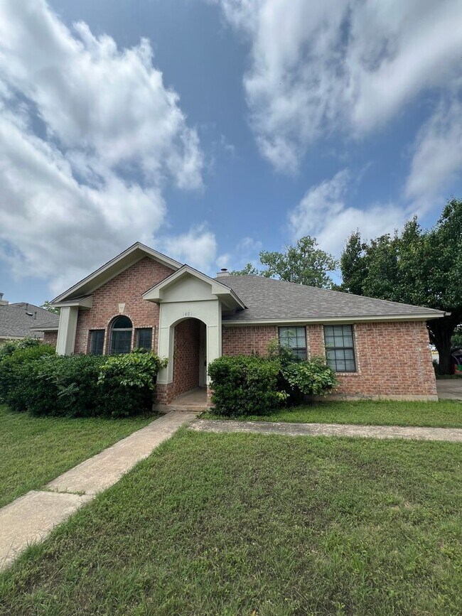 Building Photo - Lovely Home on Corner Lot!