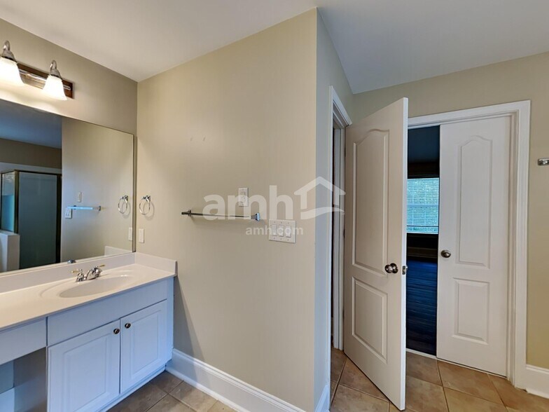 Building Photo - 402 Grandiflora Dr