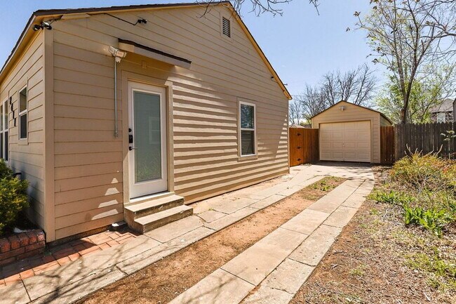 Building Photo - Move In Special!  2 Bedroom Close to Texas...