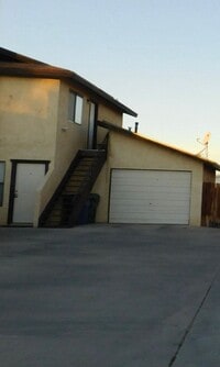 Building Photo - 2 BEDROOM 1 BATH UNIT