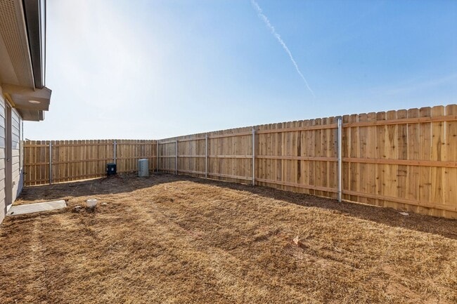 Building Photo - 4 Bed | 2 Bath | 1,572 Sq Ft