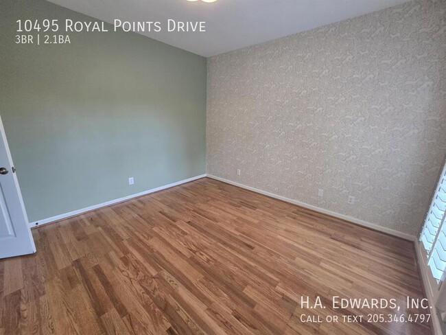 Building Photo - 10495 Royal Points Dr