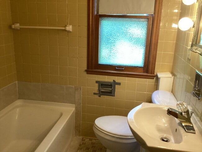 Building Photo - 3 Bedroom Single Family Home