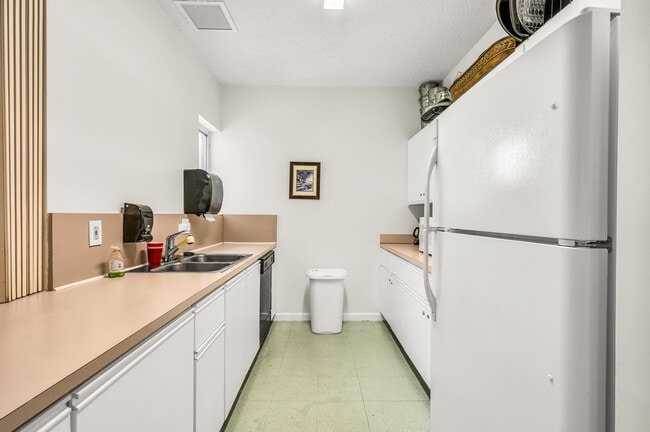 Building Photo - 18615 Breezy Palm Way