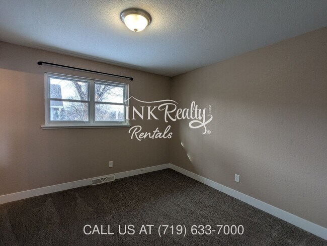 Building Photo - 2545 Lelaray St