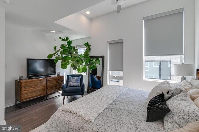 Building Photo - 938 N Leithgow St