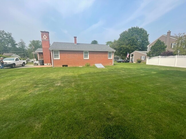 Building Photo - Charming 3-Bedroom Home with Backyard & Of...