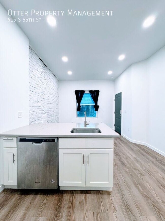 Building Photo - 615 S 55th St