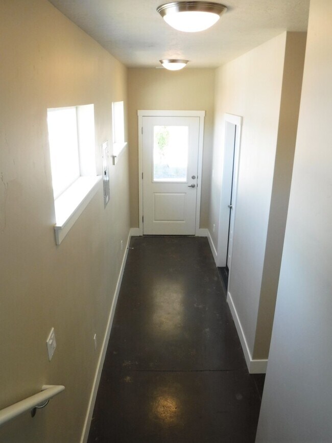 Building Photo - Chic artist-style lofts home with 3 bed 2.5 bath near Boise Greenbelt.