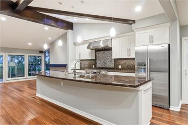 Building Photo - Large 5 bed Masterpiece Home with Back Bay...