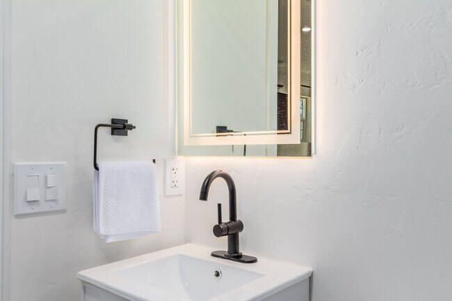 Building Photo - **COMING SOON!**Central- Charming 1 bd w/ all utilities included!