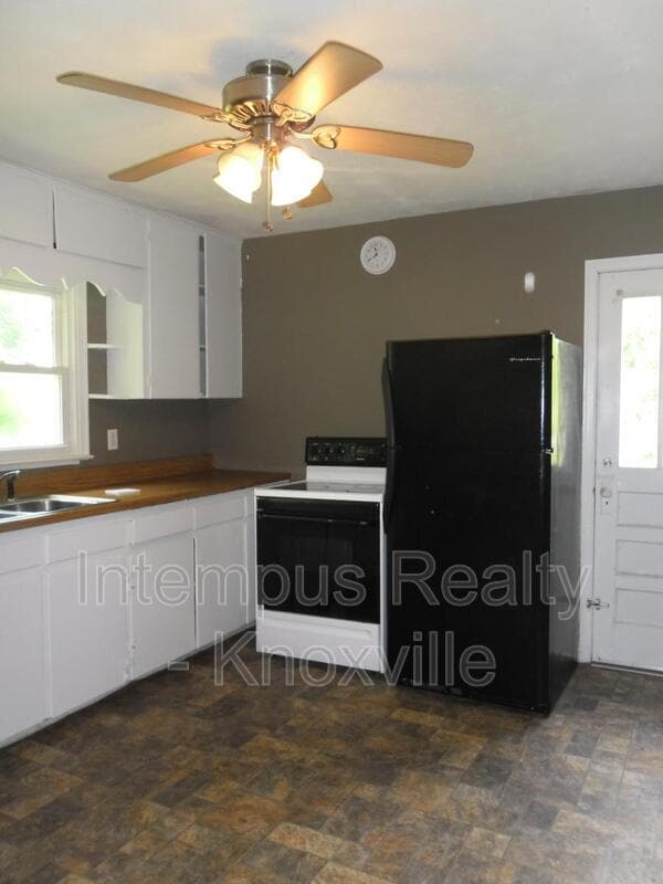 Building Photo - 805 Centeroak Dr