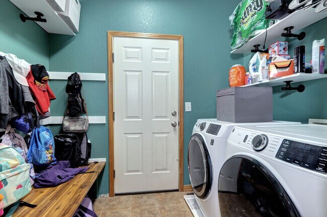 Building Photo - Canterberry Crossing Parker CO 4 bed 3 bat...