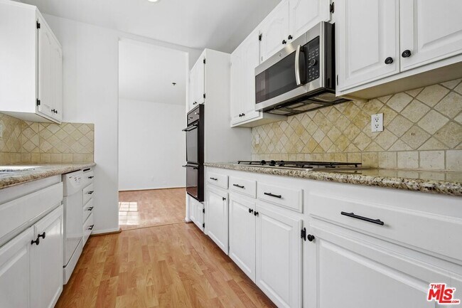 Building Photo - 2205 S Bentley Ave