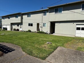 Building Photo - Large upstairs 2 bedroom apartment!