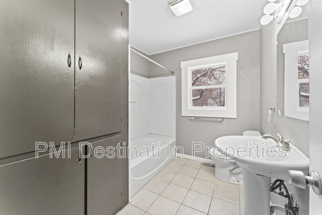 Building Photo - 1503 W 21st Terrace