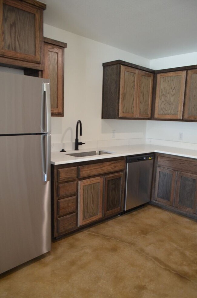 Building Photo - 977 Cline Dr