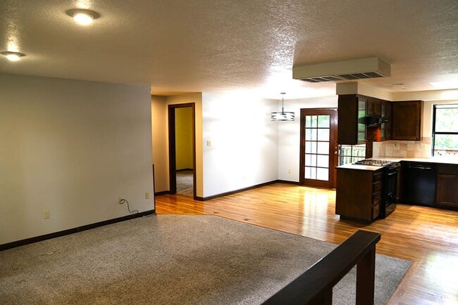 Building Photo - 4 bed 3 bath home, Lease through June 2026
