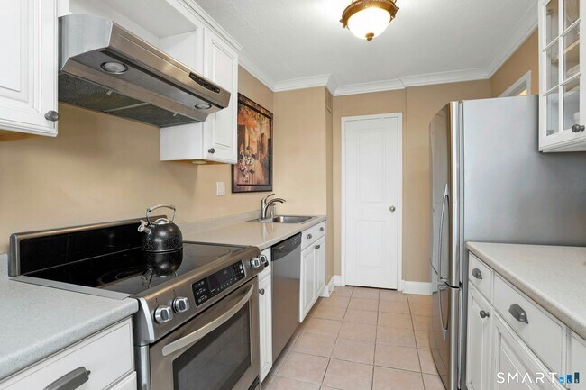 Building Photo - 44 Strawberry Hill Ave