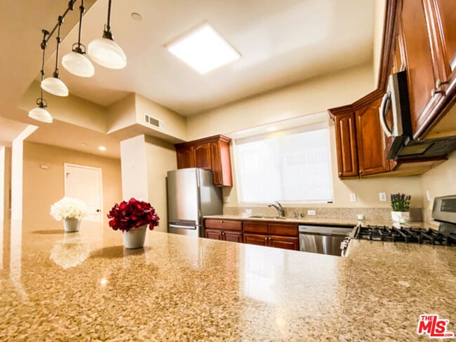 Building Photo - 904 E Windsor Rd