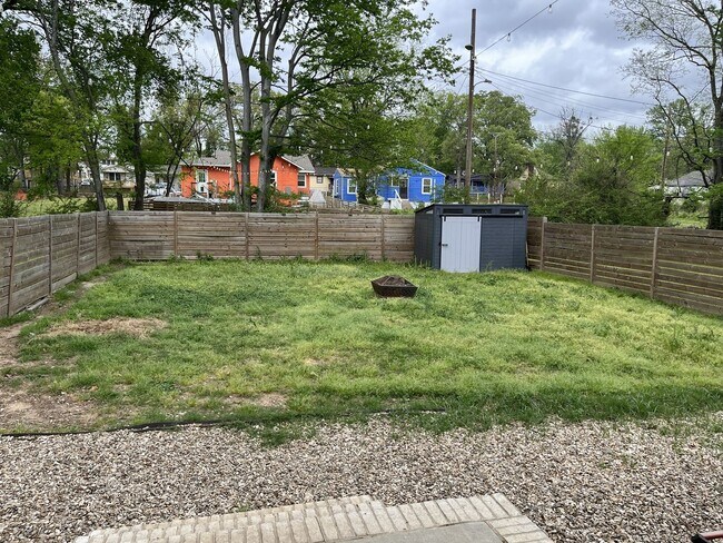 Building Photo - 606 E 23rd St