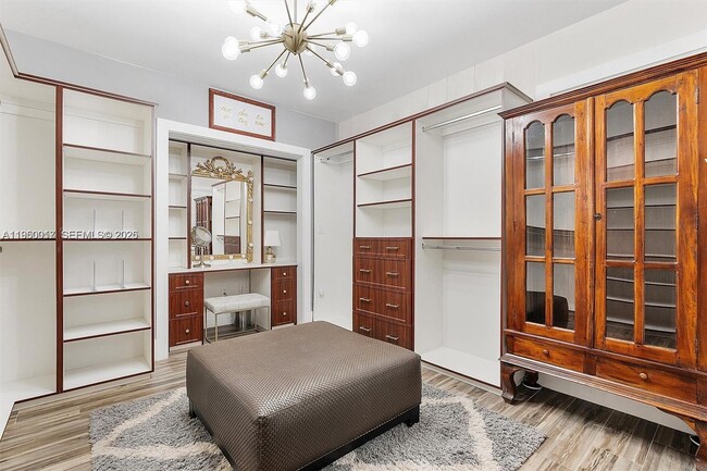 Building Photo - 700 Vilabella Ave