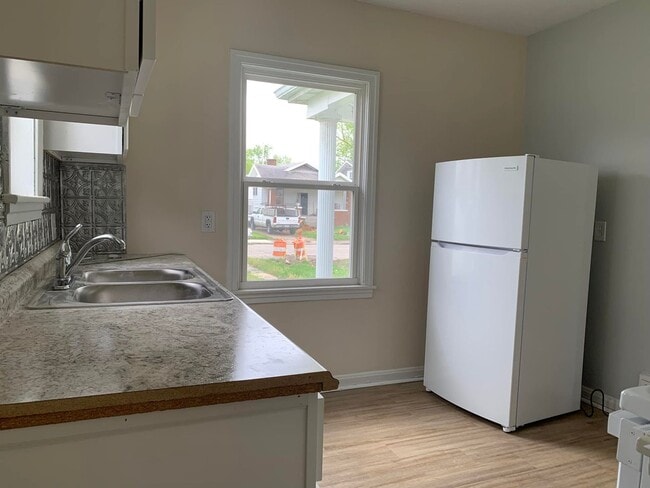 Building Photo - 1116 E Gum St