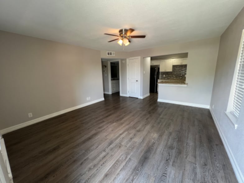 Building Photo - 1232 E Live Oak Rd