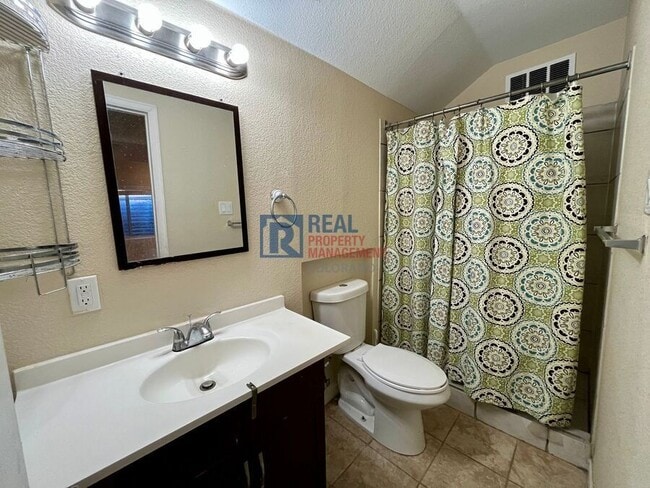 Building Photo - 5225 Deephaven Ct