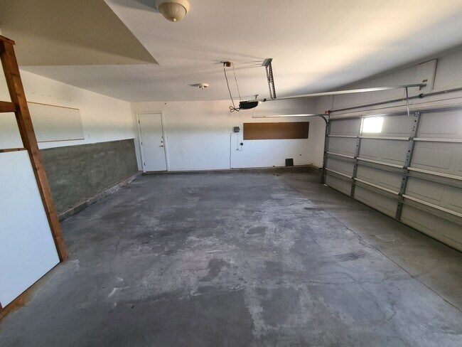 Building Photo - NOW AVAILABLE - Beautiful Patio Home in Southridge!!