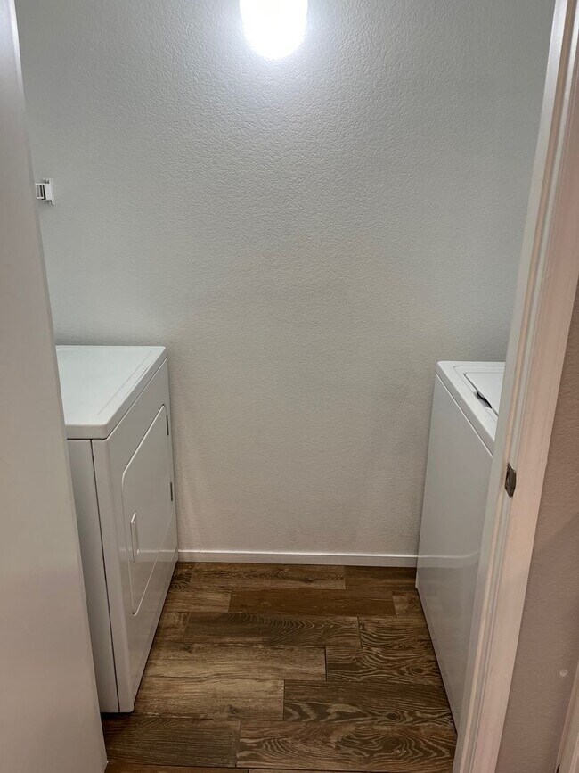 Building Photo - Stunning, fully-remodeled 1 bedroom at Tus...
