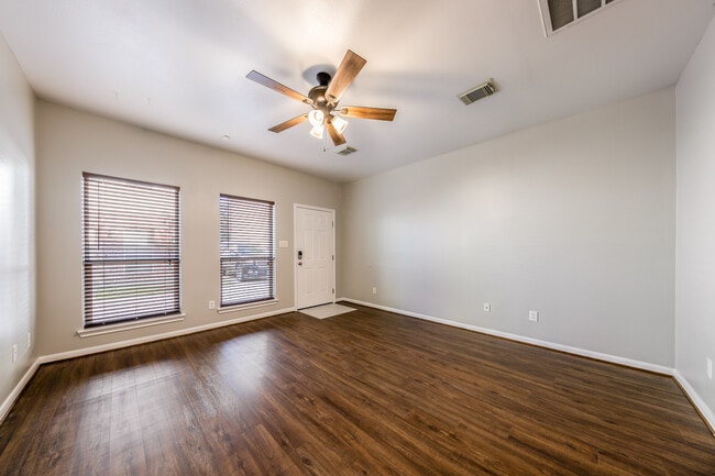 Building Photo - 2218 Naomi St