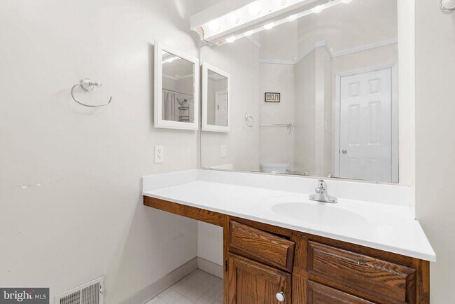 Building Photo - 41 Queen Catherine Ct