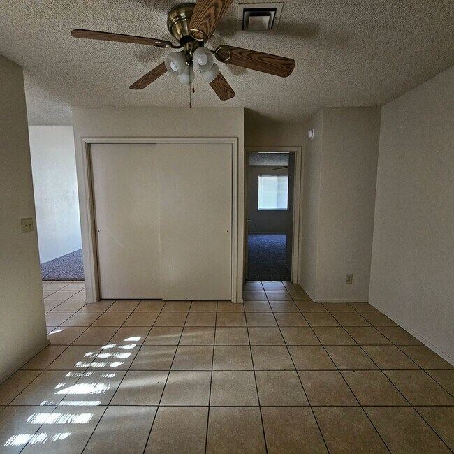 Building Photo - 3 bedroom corner unit for rent