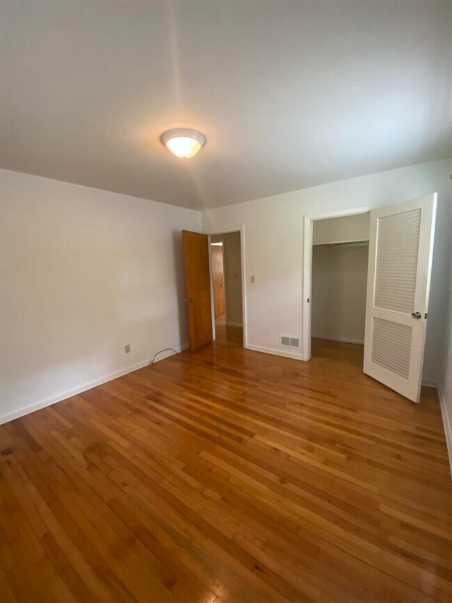 Building Photo - 1006 Ivanhoe Rd