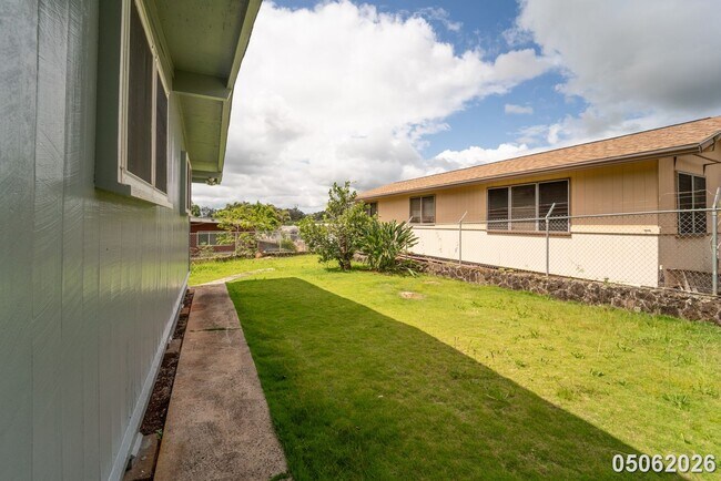 Building Photo - Available Now! 3 BD / 1.5 BA / 2 carport parking in Wahiawa