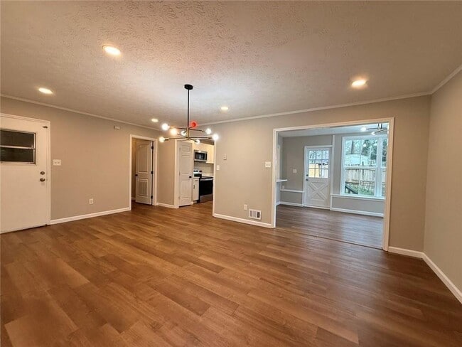 Building Photo - 1055 Pinecrest Dr