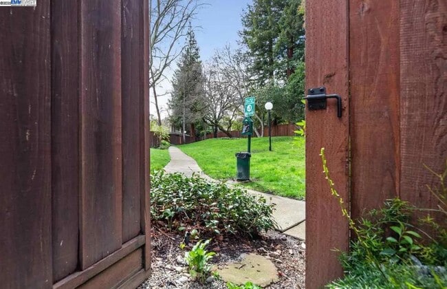 Building Photo - 1133 San Ramon Valley Blvd