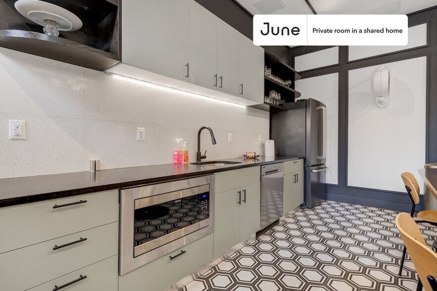 Building Photo - Modern Private ROOM in Williamsburg