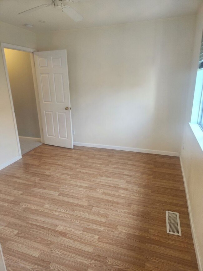 Building Photo - Beautiful well maintained two story, two bedroom townhouse with private backyard.