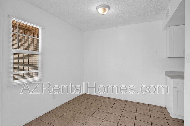 Building Photo - 4715 E Jones Ave